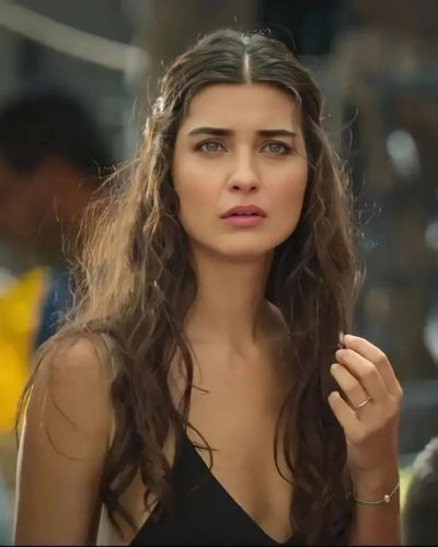 Tuba Büyüküstün seksi ifşa fotoğrafı 275