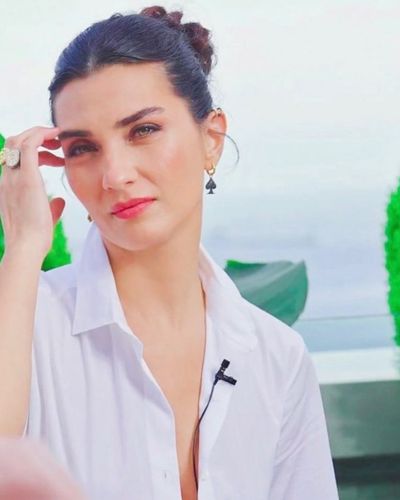 Tuba Büyüküstün seksi ifşa fotoğrafı 313