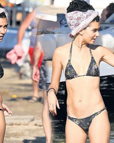 Tuba Büyüküstün seksi ifşa fotoğrafı 375
