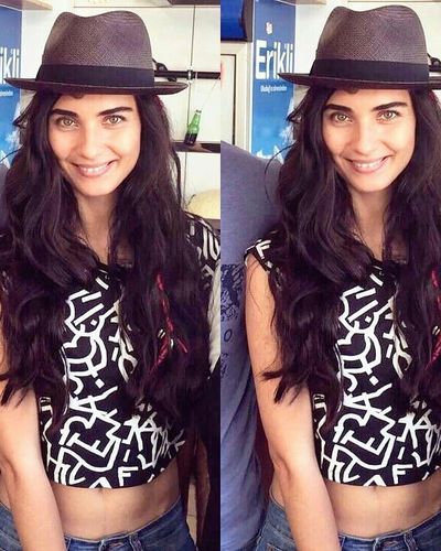 Tuba Büyüküstün seksi ifşa fotoğrafı 418