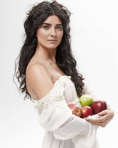 Tuba Büyüküstün seksi ifşa fotoğrafı 425