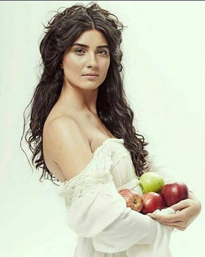 Tuba Büyüküstün seksi ifşa fotoğrafı 435