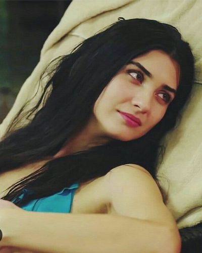 Tuba Büyüküstün seksi ifşa fotoğrafı 445