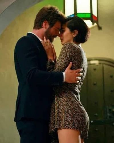 Tuba Büyüküstün seksi ifşa fotoğrafı 465