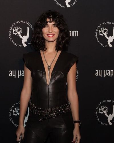 Tuba Büyüküstün seksi ifşa fotoğrafı 467