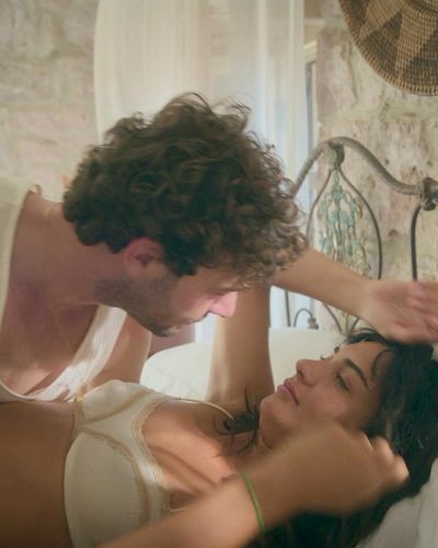 Tuba Büyüküstün seksi ifşa fotoğrafı 19 — Zeytin Ağacı (2022)