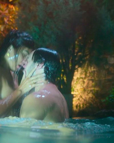 Tuba Büyüküstün seksi ifşa fotoğrafı 25 — Zeytin Ağacı (2022)