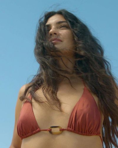 Tuba Büyüküstün seksi ifşa fotoğrafı 26 — Zeytin Ağacı (2022)