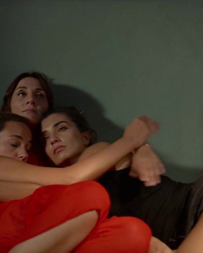 Tuba Büyüküstün seksi ifşa fotoğrafı 30 — Zeytin Ağacı (2022)