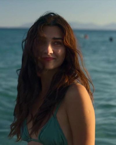 Tuba Büyüküstün seksi ifşa fotoğrafı 32 — Zeytin Ağacı (2022)