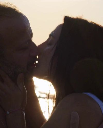 Tuba Büyüküstün seksi ifşa fotoğrafı 40 — Zeytin Ağacı (2022)