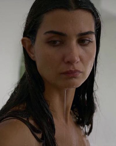 Tuba Büyüküstün seksi ifşa fotoğrafı 42 — Zeytin Ağacı (2022)