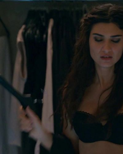 Tuba Büyüküstün seksi ifşa fotoğrafı 44 — Zeytin Ağacı (2022)