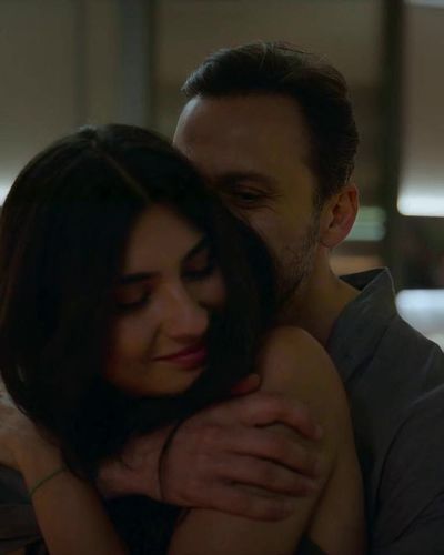 Tuba Büyüküstün seksi ifşa fotoğrafı 45 — Zeytin Ağacı (2022)