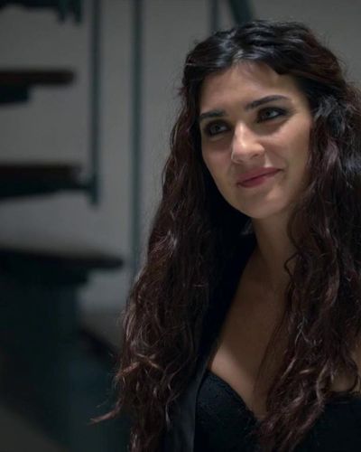 Tuba Büyüküstün seksi ifşa fotoğrafı 46 — Zeytin Ağacı (2022)