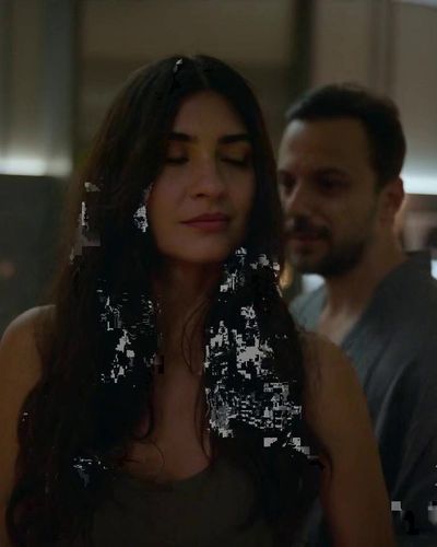 Tuba Büyüküstün seksi ifşa fotoğrafı 47 — Zeytin Ağacı (2022)