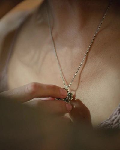Tuba Büyüküstün seksi ifşa fotoğrafı 48 — Zeytin Ağacı (2022)