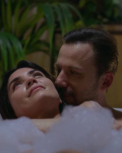 Tuba Büyüküstün seksi ifşa fotoğrafı 51 — Zeytin Ağacı (2022)