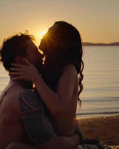 Tuba Büyüküstün seksi ifşa fotoğrafı 52 — Zeytin Ağacı (2022)