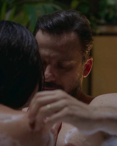 Tuba Büyüküstün seksi ifşa fotoğrafı 53 — Zeytin Ağacı (2022)