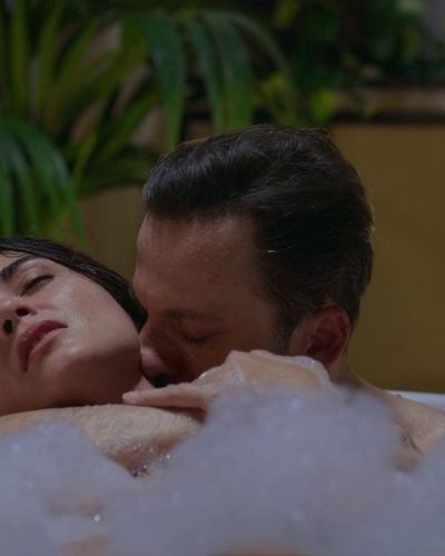 Tuba Büyüküstün seksi ifşa fotoğrafı 54 — Zeytin Ağacı (2022)
