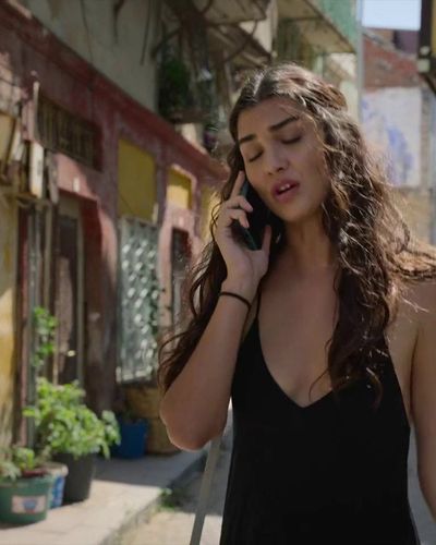 Tuba Büyüküstün seksi ifşa fotoğrafı 61 — Zeytin Ağacı (2022)