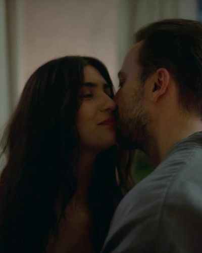 Tuba Büyüküstün seksi ifşa fotoğrafı 69 — Zeytin Ağacı (2022)