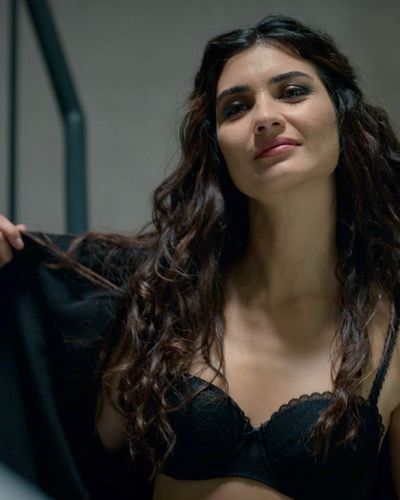 Tuba Büyüküstün seksi ifşa fotoğrafı 71 — Zeytin Ağacı (2022)