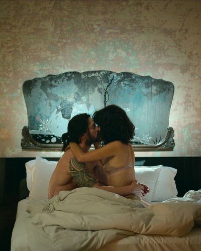 Tuba Büyüküstün seksi ifşa fotoğrafı 73 — Zeytin Ağacı (2022)