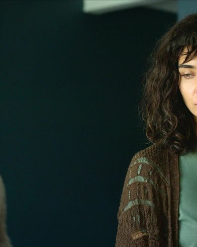 Tuba Büyüküstün seksi ifşa fotoğrafı 76 — Zeytin Ağacı (2022)