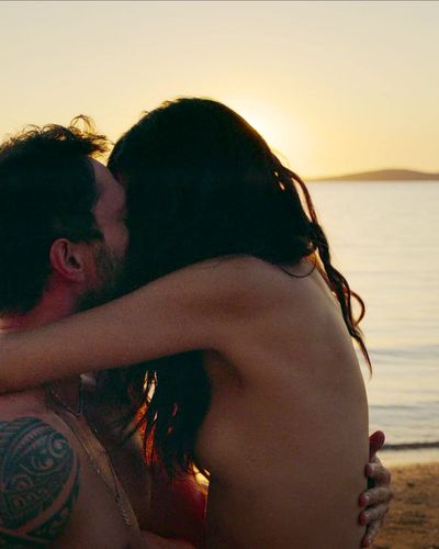 Tuba Büyüküstün seksi ifşa fotoğrafı 77 — Zeytin Ağacı (2022)