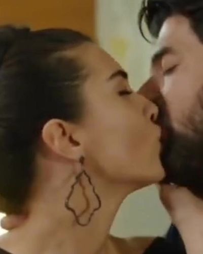 Tuba Büyüküstün seksi ifşa fotoğrafı 94 — Kara Para Aşk (2014)