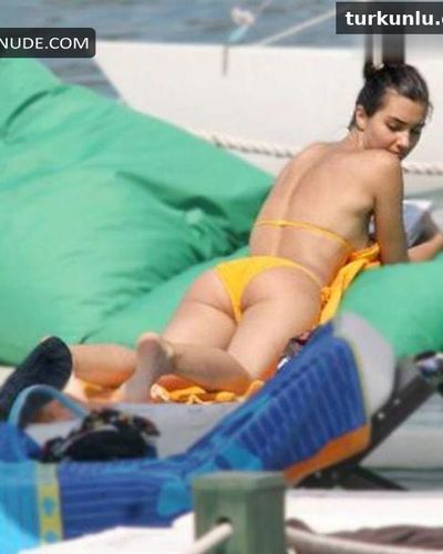Tuba Büyüküstün seksi ifşa fotoğrafı 7 — Tuba Büyüküstün Sexy Bikini (2022)