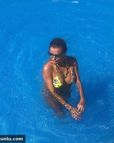 Tuğba Özay seksi ifşa fotoğrafı 6 — Tuğba Özay In A Sexy Swimsuit (2022)