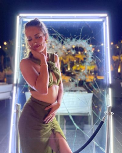Yasemin Kay Allen seksi ifşa fotoğrafı 119