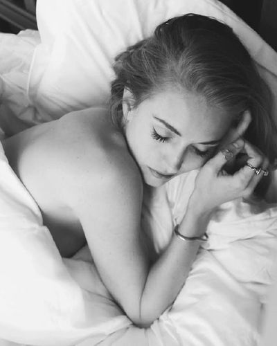 Yasemin Kay Allen seksi ifşa fotoğrafı 323