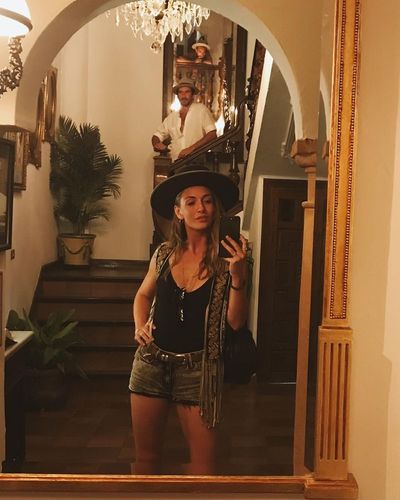 Yasemin Kay Allen seksi ifşa fotoğrafı 350