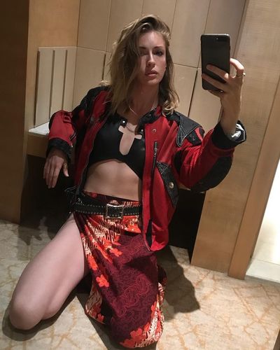 Yasemin Kay Allen seksi ifşa fotoğrafı 385