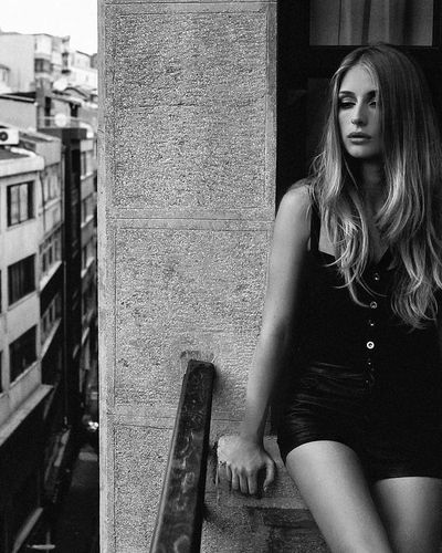Yasemin Kay Allen seksi ifşa fotoğrafı 415