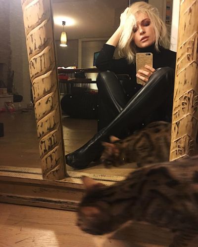 Yasemin Kay Allen seksi ifşa fotoğrafı 436