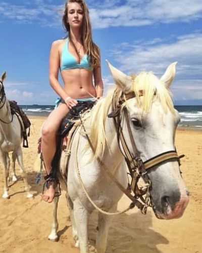 Yasemin Kay Allen seksi ifşa fotoğrafı 459