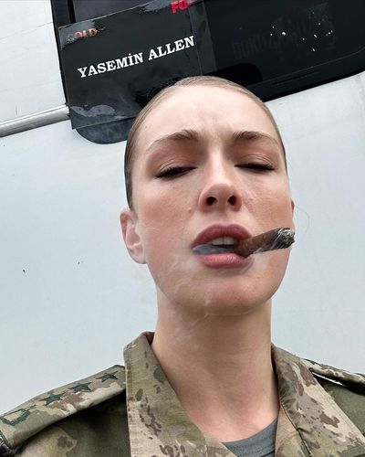 Yasemin Kay Allen seksi ifşa fotoğrafı 74