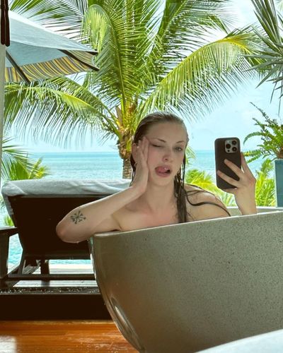 Yasemin Kay Allen seksi ifşa fotoğrafı 92