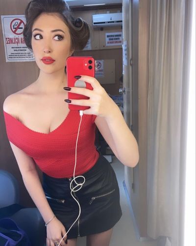 Yasmin Erbil seksi ifşa fotoğrafı 1