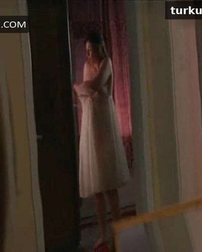 Yeşim Ceren Bozoğlu seksi ifşa fotoğrafı 2 — Eve Dönüş (2006)
